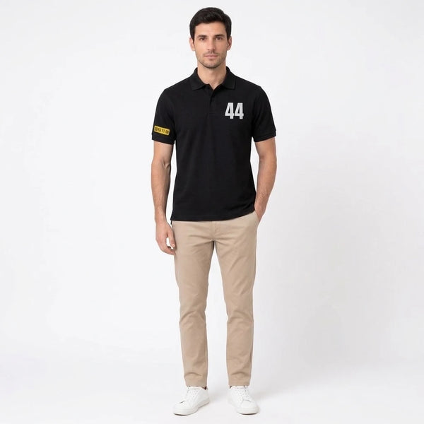 Mann im Lewis Hamilton Polo in Schwarz, Ganzkörper von vorne