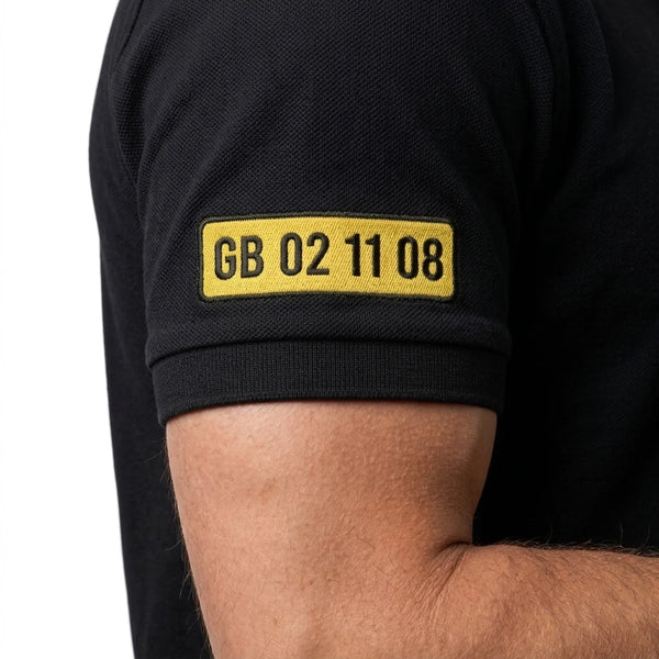 Kennzeichen GB 02 11 08 am Ärmel des Lewis Hamilton Polos in Schwarz, getragen