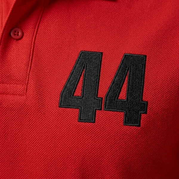 Nahaufnahme der schwarz gestickten 44 auf dem Lewis Hamilton Polo in Rot