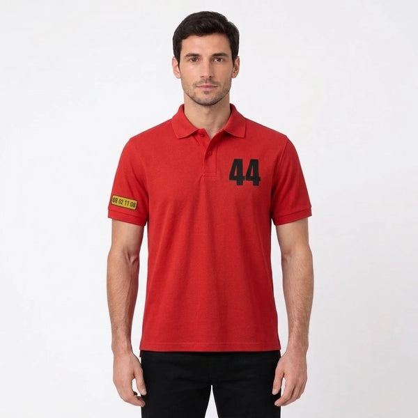 Mann im Lewis Hamilton Polo in Rot, Oberkörper, 44 und Ärmelkennzeichen sichtbar