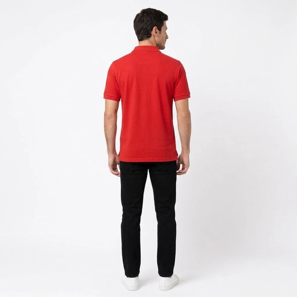 Mann im Lewis Hamilton Polo in Rot von hinten, Rücken ohne Motiv