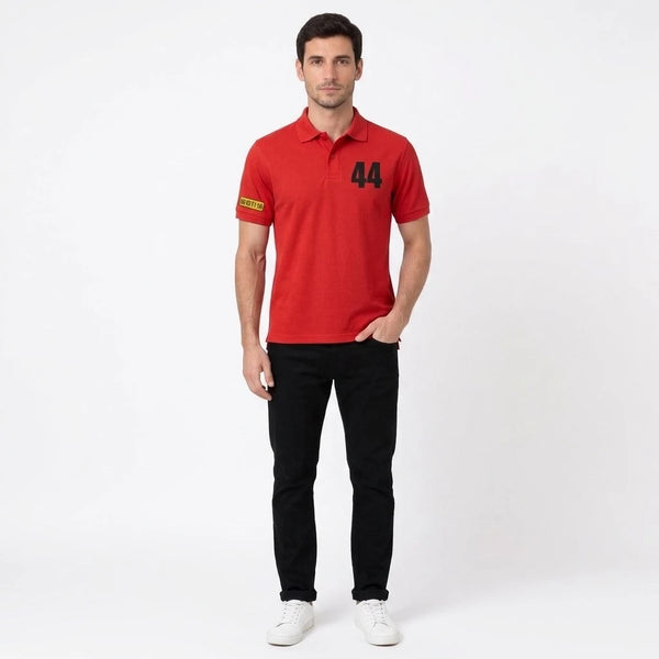 Mann im Lewis Hamilton Polo in Rot, Ganzkörper von vorne
