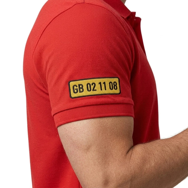 Kennzeichen GB 02 11 08 am Ärmel des Lewis Hamilton Polos in Rot, getragen