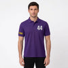 Mann im Lewis Hamilton Polo in Violett, Oberkörper, 44 und Ärmelkennzeichen sichtbar