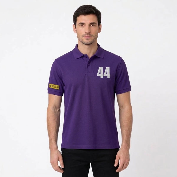 Mann im Lewis Hamilton Polo in Violett, Oberkörper, 44 und Ärmelkennzeichen sichtbar