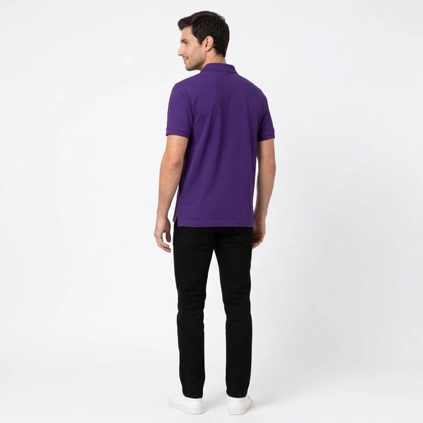 Mann im Lewis Hamilton Polo in Violett von hinten, Rücken ohne Motiv