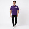 Mann im Lewis Hamilton Polo in Violett, Ganzkörper von vorne