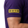 Kennzeichen GB 02 11 08 am Ärmel des Lewis Hamilton Polos in Violett, getragen