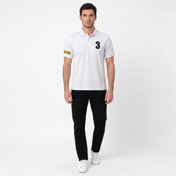 Mann im Max Verstappen Polo in Weiß, Ganzkörper von vorne