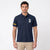 Mann im Max Verstappen Polo in Marineblau, Oberkörper, 3 und Ärmelkennzeichen sichtbar