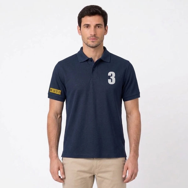 Mann im Max Verstappen Polo in Marineblau, Oberkörper, 3 und Ärmelkennzeichen sichtbar
