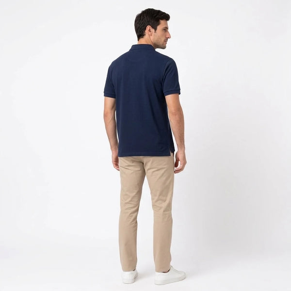 Mann im Max Verstappen Polo in Marineblau von hinten, Rücken ohne Motiv