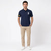 Mann im Max Verstappen Polo in Marineblau, Ganzkörper von vorne