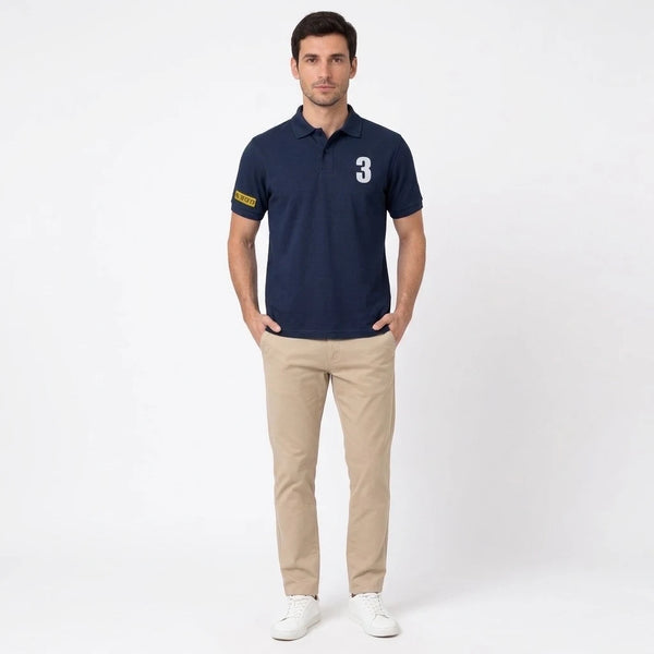 Mann im Max Verstappen Polo in Marineblau, Ganzkörper von vorne