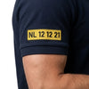 Kennzeichen NL 12 12 21 am Ärmel des Max Verstappen Polos in Marineblau, getragen