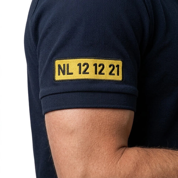 Kennzeichen NL 12 12 21 am Ärmel des Max Verstappen Polos in Marineblau, getragen