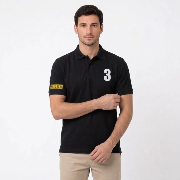 Mann im Max Verstappen Polo in Schwarz, Oberkörper, 3 und Ärmelkennzeichen sichtbar