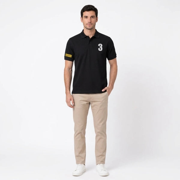 Mann im Max Verstappen Polo in Schwarz, Ganzkörper von vorne