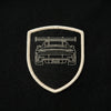 Nahaufnahme des gewebten GT3 RS Patches auf dem Polo in Schwarz