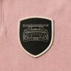 Nahaufnahme des gewebten GT3 RS Patches auf dem Polo in Rosa
