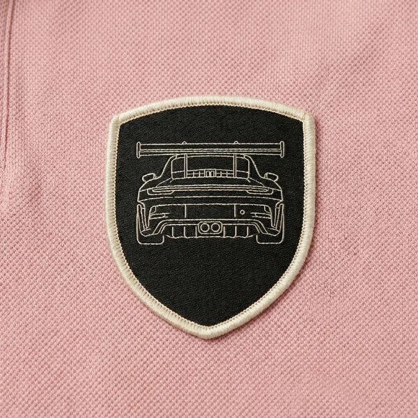 Nahaufnahme des gewebten GT3 RS Patches auf dem Polo in Rosa