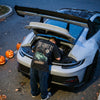 T-Shirt The Ghost RS Washed getragen, über den Heckmotor eines GT3 RS gebeugt an Halloween
