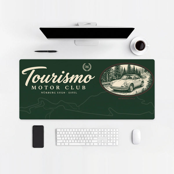 Mauspad Eifel Tourismo Motor Club, auf einem hellen Schreibtisch mit Computer, Tastatur und Maus