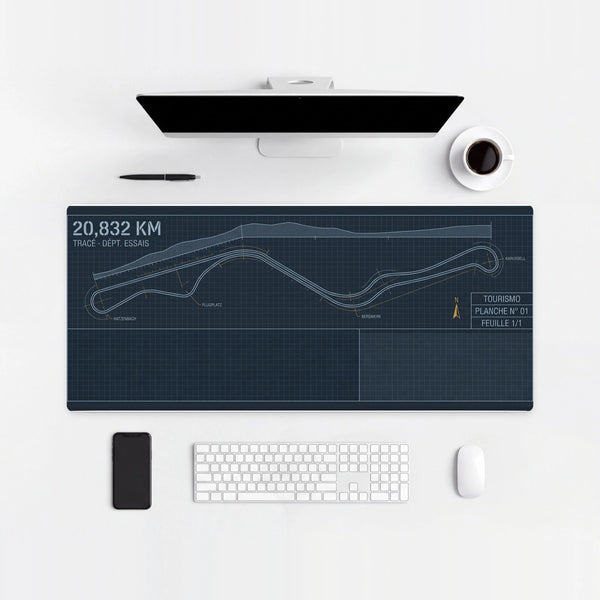 Mauspad Eifel Teststreckenplan, auf einem hellen Schreibtisch mit Computer, Tastatur und Maus