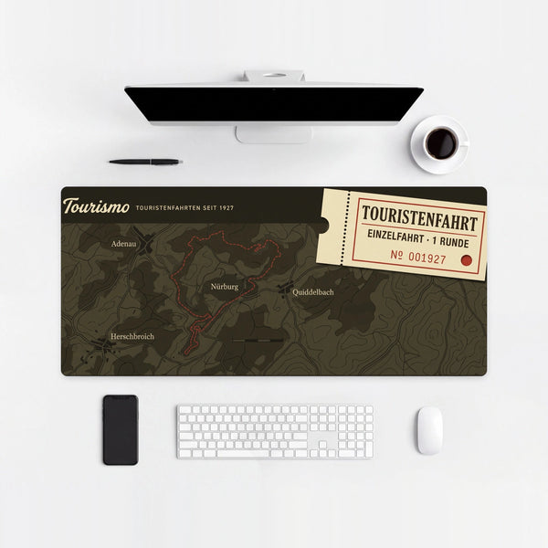 Mauspad Eifel Touristenfahrt, auf einem hellen Schreibtisch mit Computer, Tastatur und Maus