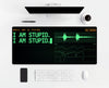 Mauspad Charles Leclerc I Am Stupid, auf einem hellen Schreibtisch mit Computer, Tastatur und Maus
