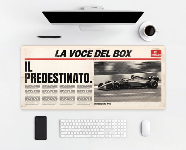 Mauspad Charles Leclerc Il Predestinato, auf einem hellen Schreibtisch mit Computer, Tastatur und Maus