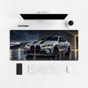 Mauspad BMW M4 CSL, auf einem hellen Schreibtisch mit Computer, Tastatur und Maus