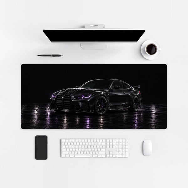 Mauspad BMW M4 violette Lichter, auf einem hellen Schreibtisch mit Computer, Tastatur und Maus