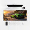 Mauspad Lamborghini Aventador SVJ Verde Mantis, auf einem hellen Schreibtisch mit Computer, Tastatur und Maus