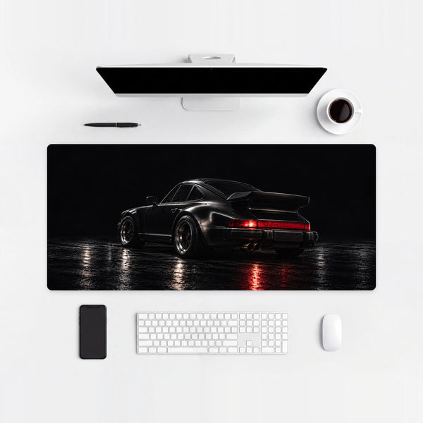 Mauspad Porsche 930 Turbo, auf einem hellen Schreibtisch mit Computer, Tastatur und Maus