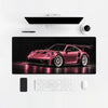 Mauspad Porsche 911 GT3 RS 992 rosa, auf einem hellen Schreibtisch mit Computer, Tastatur und Maus