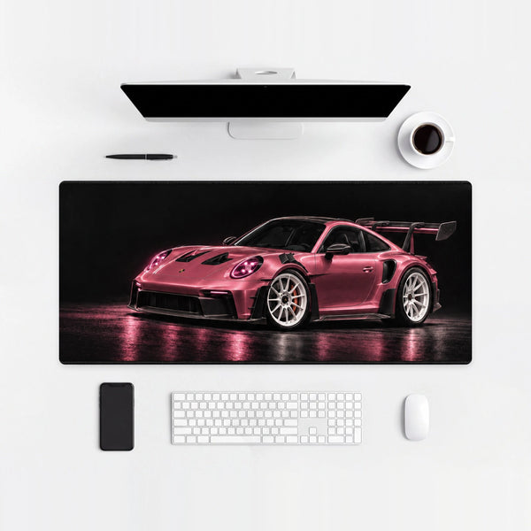 Mauspad Porsche 911 GT3 RS 992 rosa, auf einem hellen Schreibtisch mit Computer, Tastatur und Maus