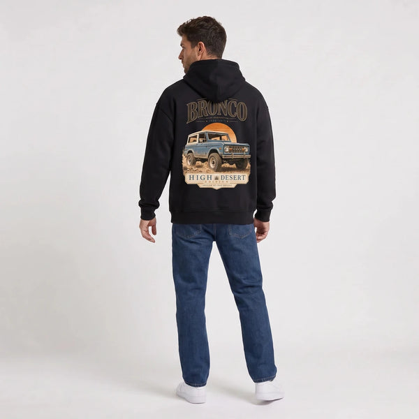 Sweat Ford Bronco First Generation noir porté de dos en plan large avec print High Desert Edition