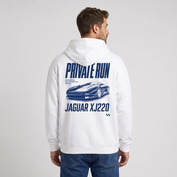 Sweat Jaguar XJ220 blanc porté de dos en plan large avec print Private Run