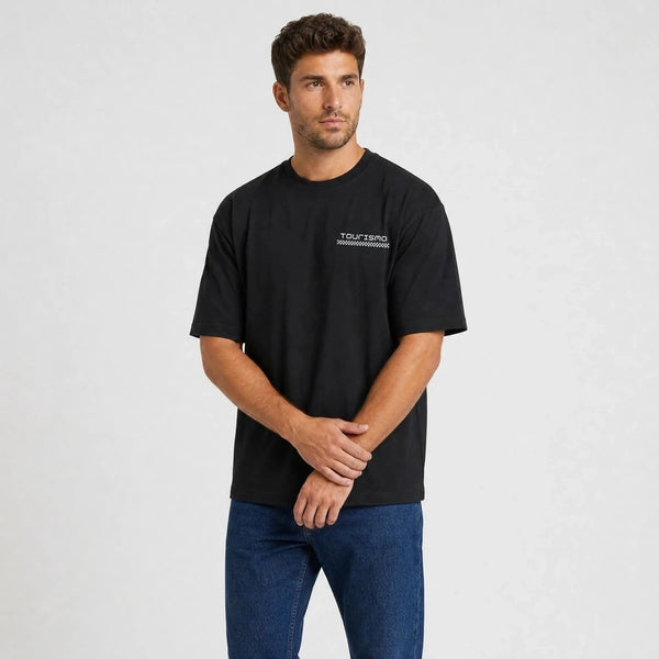 T-shirt F1 Esteban Ocon Signature noir vu de face en plan rapproché avec logo Tourismo