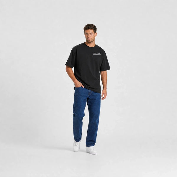 T-shirt F1 George Russell Signature noir vu de face en plan large avec logo Tourismo