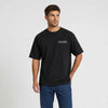 T-shirt F1 George Russell Signature noir vu de face en plan rapproché avec logo Tourismo