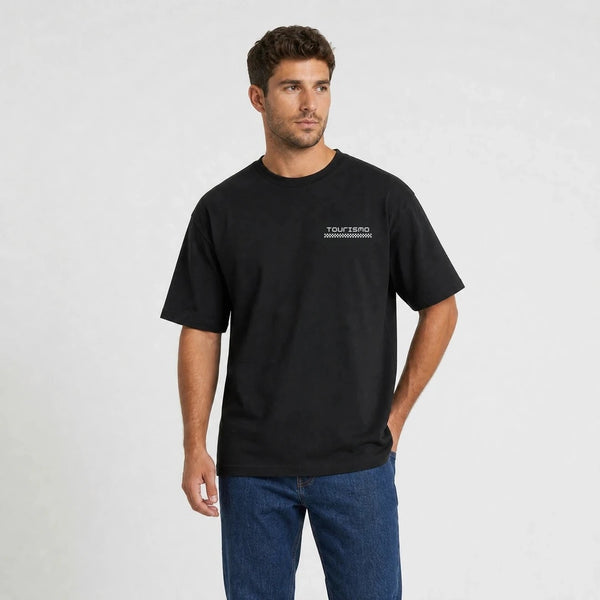 T-shirt F1 George Russell Signature noir vu de face en plan rapproché avec logo Tourismo