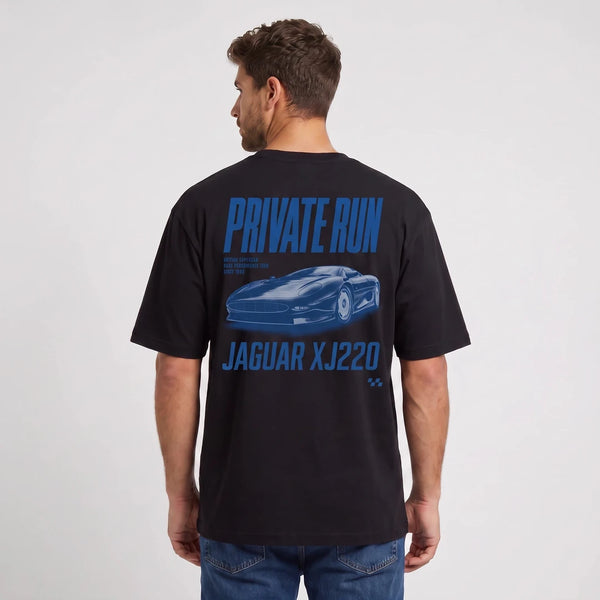 T-shirt Jaguar XJ220 noir porté de dos en plan large avec print Private Run