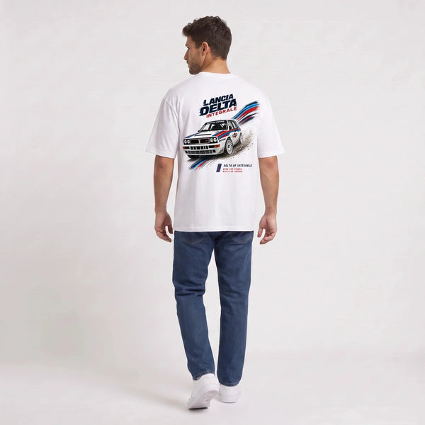 T-shirt Lancia Delta Integrale blanc porté de dos en plan large