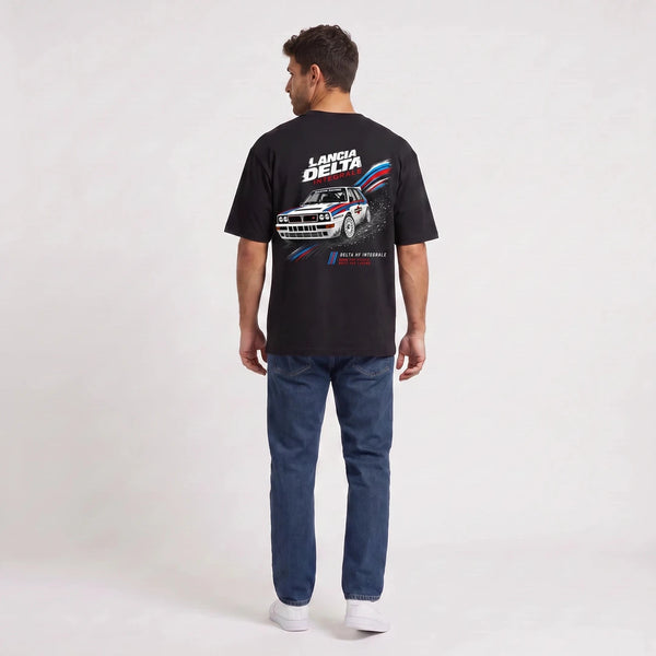 T-shirt Lancia Delta Integrale noir porté de dos en plan large