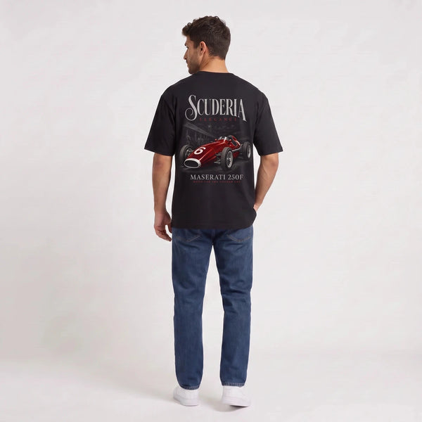 T-shirt Maserati 250F Scuderia Elegance noir porté de dos en plan large