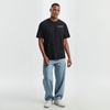 T-shirt noir George Russell, vue de face en pied sur mannequin en jean clair et baskets blanches